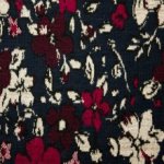 Katoen viscose brei donkerblauw met rode bloemen