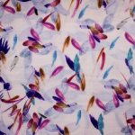 Polyester wit met abstract motief en imitatie linnenweving