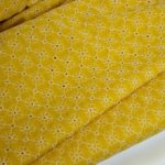 Katoen oker met geborduurde bloemen