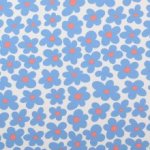 Tricot wit met blauwe bloemen