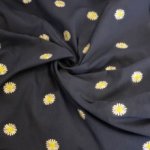Katoen navy blauw met geborduurde madeliefjes