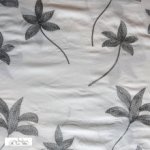 Broderie gebroken wit met zilveren bloemen