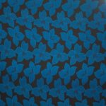 Zwarte viscose  tricot met blauw bloemenmotief