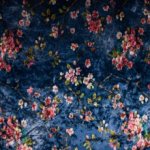 Stretch fluweel/velours in blauw met bloemen