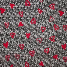 Witte viscose met zwart abstract motief en rode harten