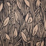 Viscose met abstract bladmotief in camel en zwart van 'La Maison Victor'