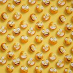 Gele tricot met emoji motief
