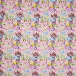 Roze gewatteerde sweaterstof met veelkleurig sprookjes motief
