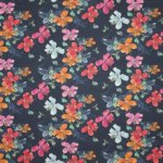 Donkerblauwe tricot met veelkleurige bloemen