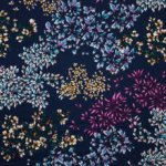 Donkerblauwe viscose met bloemen