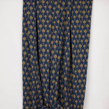 Donkerblauwe french terry met okerkleurige bloem