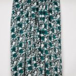 Witte viscose met petrol bloemen