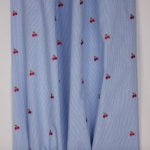 Wit / blauw gestreept katoentje met geborduurde kersen