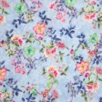 Lichtblauwe gefripperde katoen popeline met bloemen van Stitched By You