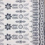 Witte katoen broderie met donkerblauwe bloemen van Stitched By You