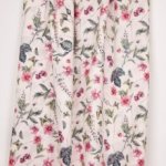 Lichtroze katoen met bloemen, planten en vlinders