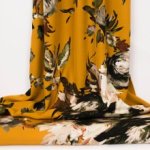 Oker geribbelde viscose met bloemen van Fibre Mood
