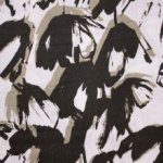 Witte viscose linnen mengeling met zwarte bloemen