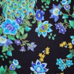 Zwarte katoen met bloemen en pauwen