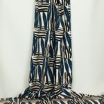 Ecru tricot met abstracte strepen in zwart en blauw