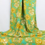 Rekbare viscose crêpe met sierlijk gouden patroon van Alta Moda