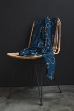 Blauwe viscose met cirkels van Mind The Maker