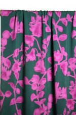 Viscose print donkergroen met fuchsia bloemen - Atelier Jupe