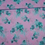Lila polyester voile met turquoise bloemen van Knipmode