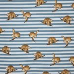 Blauw-wit gestreepte katoentricot met luiaard motief