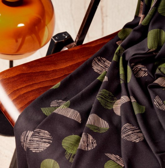 Viscose ecovero zwart met groene abstracte bollen  - Atelier Brunette -