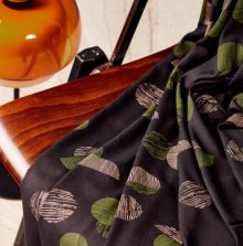 Viscose ecovero zwart met groene abstracte bollen  - Atelier Brunette -