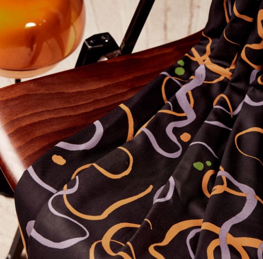Viscose twill ecovero zwart met abstracte lijnen  - Atelier Brunette -