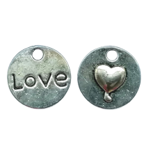 Dubbelzijdig metalen bedeltje - hartje en tekst 'love' - 15 mm rond