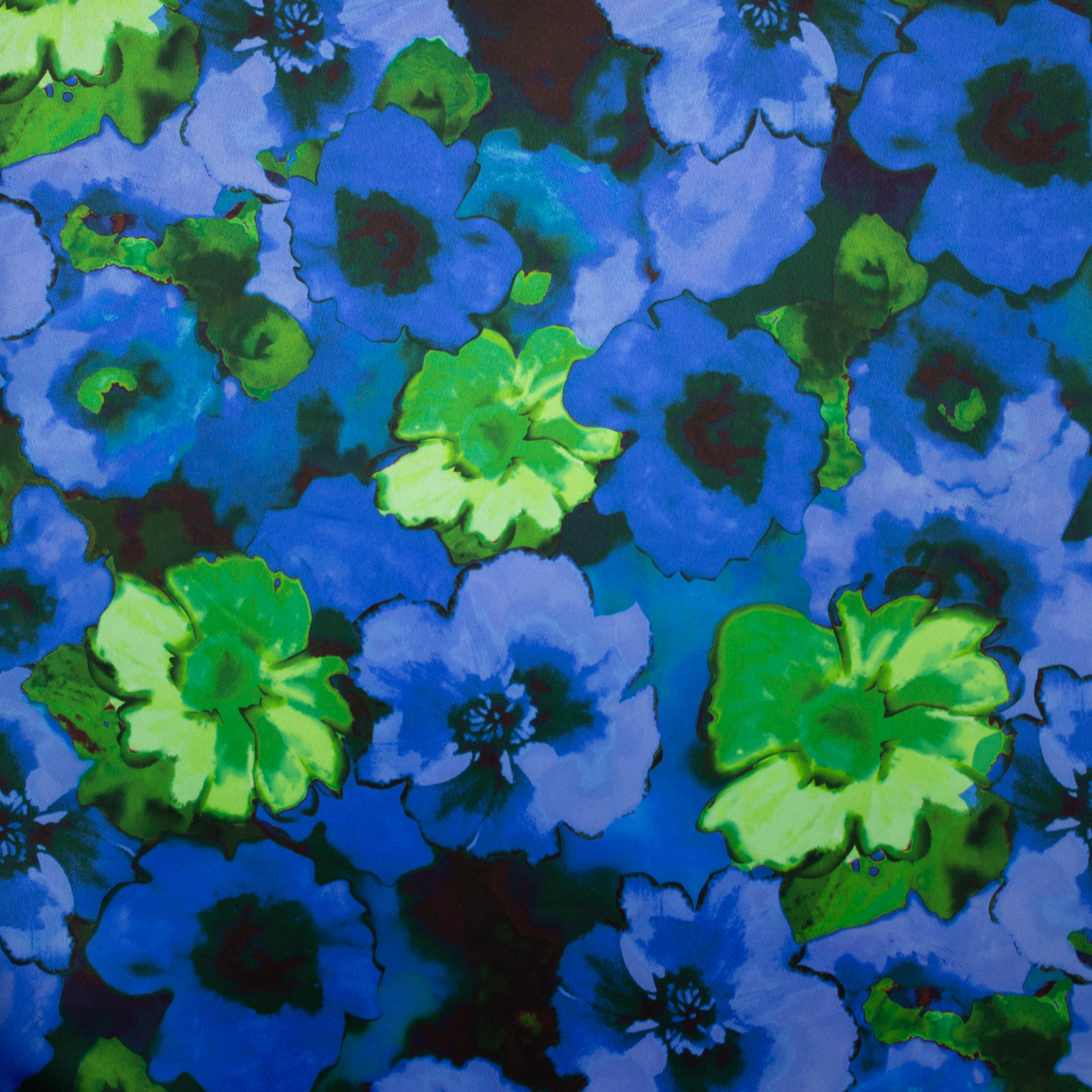 Satijn polyester met blauwe en groene bloemen