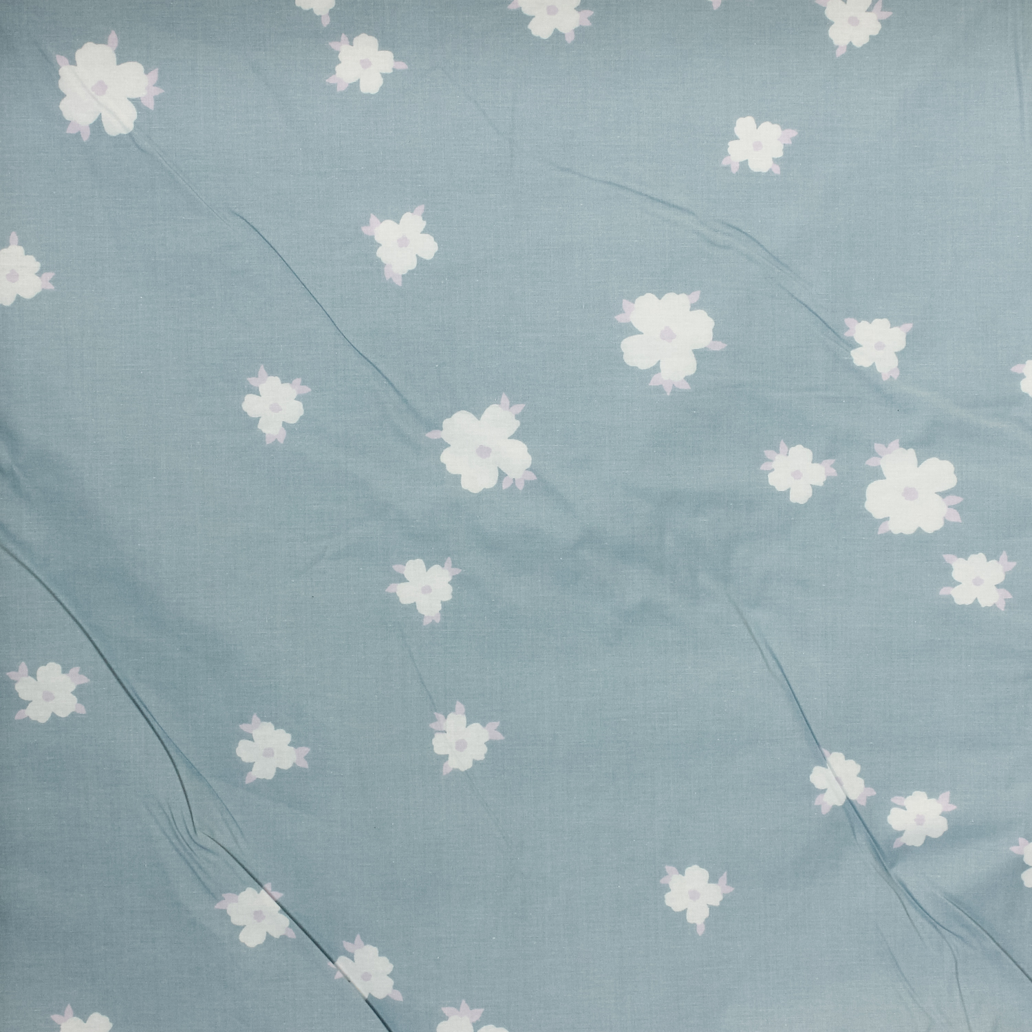Lakenstof katoen blauw en witte bloemen