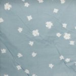 Lakenstof katoen blauw en witte bloemen