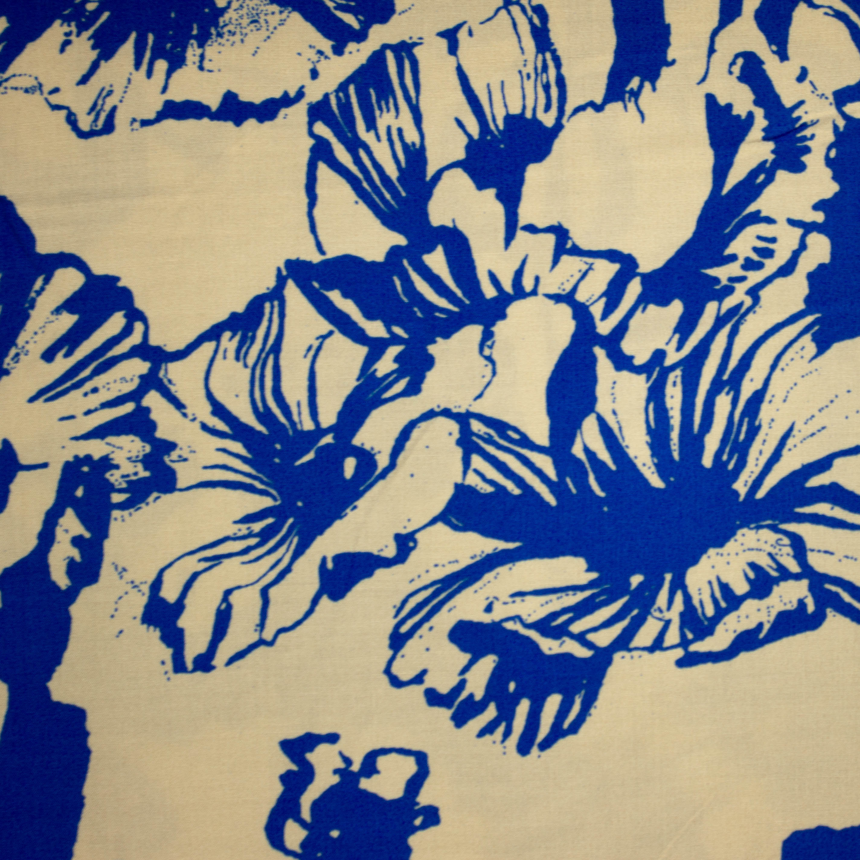 Rayon beige met blauwe bloemen