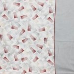 Lakenstof flanel wit met grijs en bordeaux motief