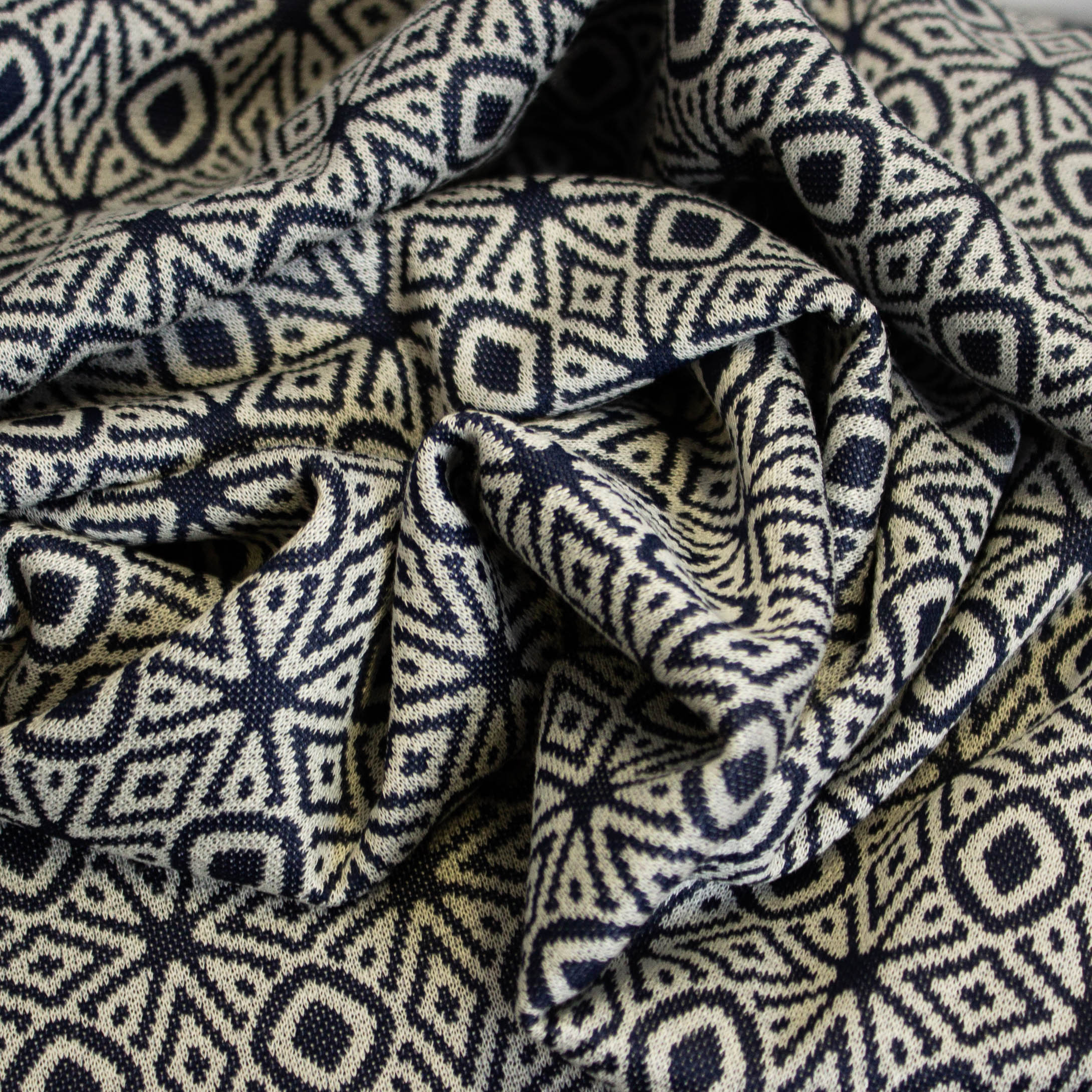 Viscose jacquard stretch donkerblauw met geometrische print - Knipmode