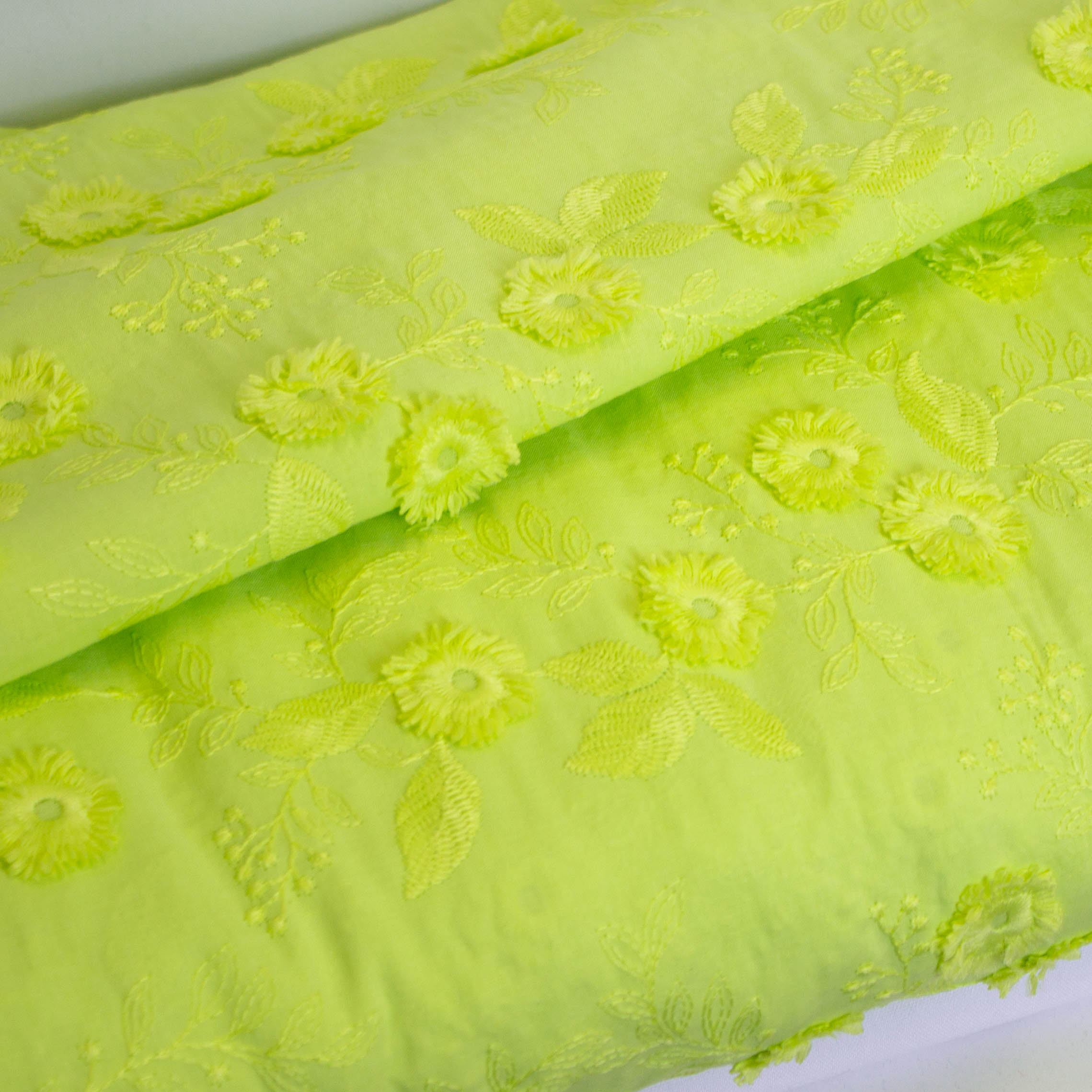 Broderie limoengroen met bloemen