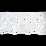 Broderie Anglaise wit met bloemen - 95 mm breed