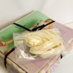 Voordeelpakket witte jurk met paarse bloemen - Knipmode