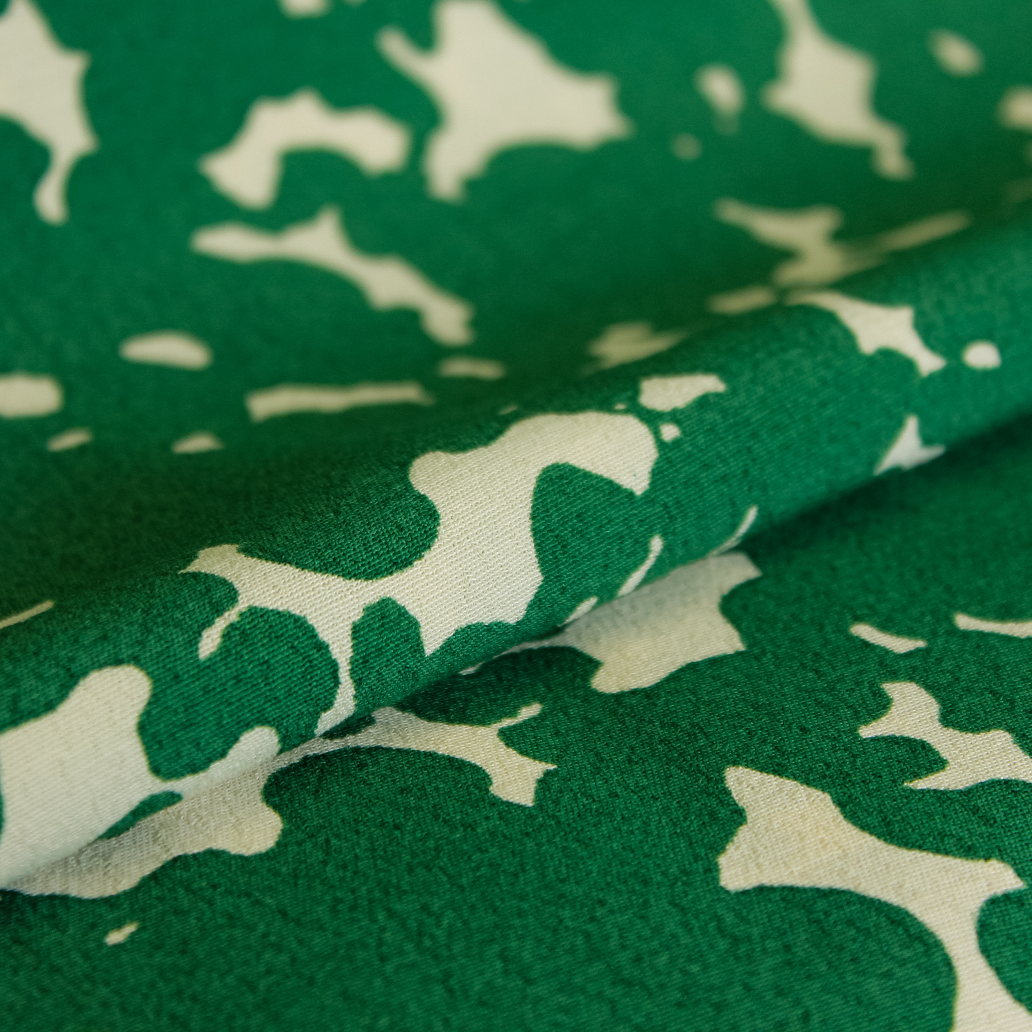 Viscose crêpe groen met vlekken - Meet Milk