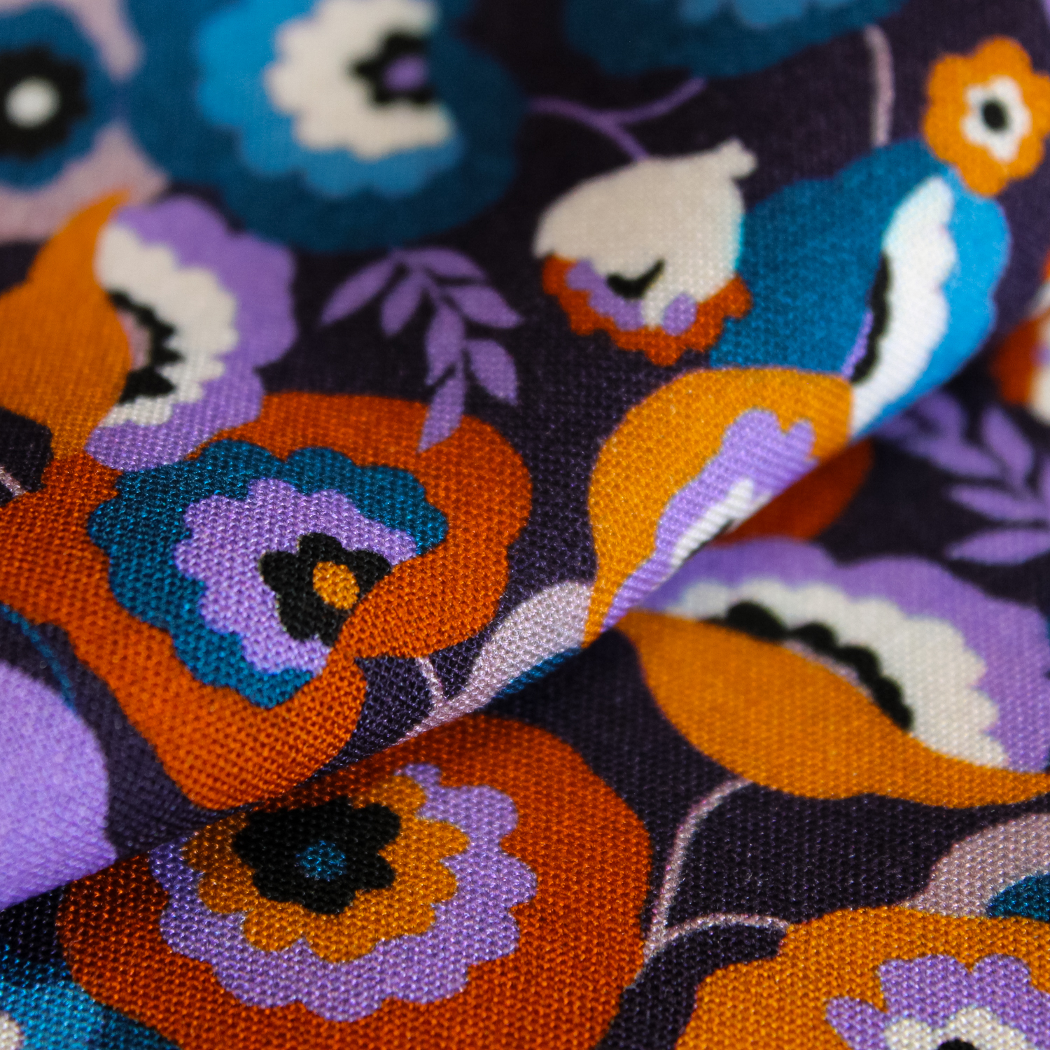 Viscose mauve met bloemen - Knipmode