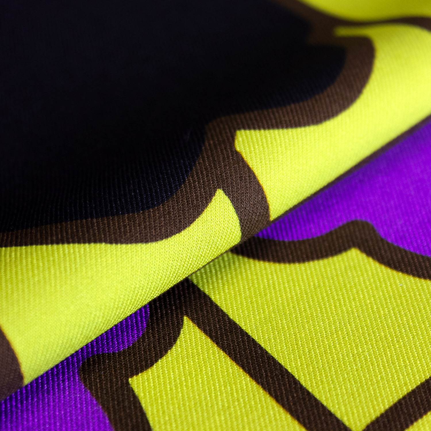 Viscose groen met abstract motief - Knipmode