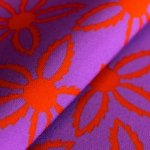 Polyester paars met rode bloemen - Knipmode