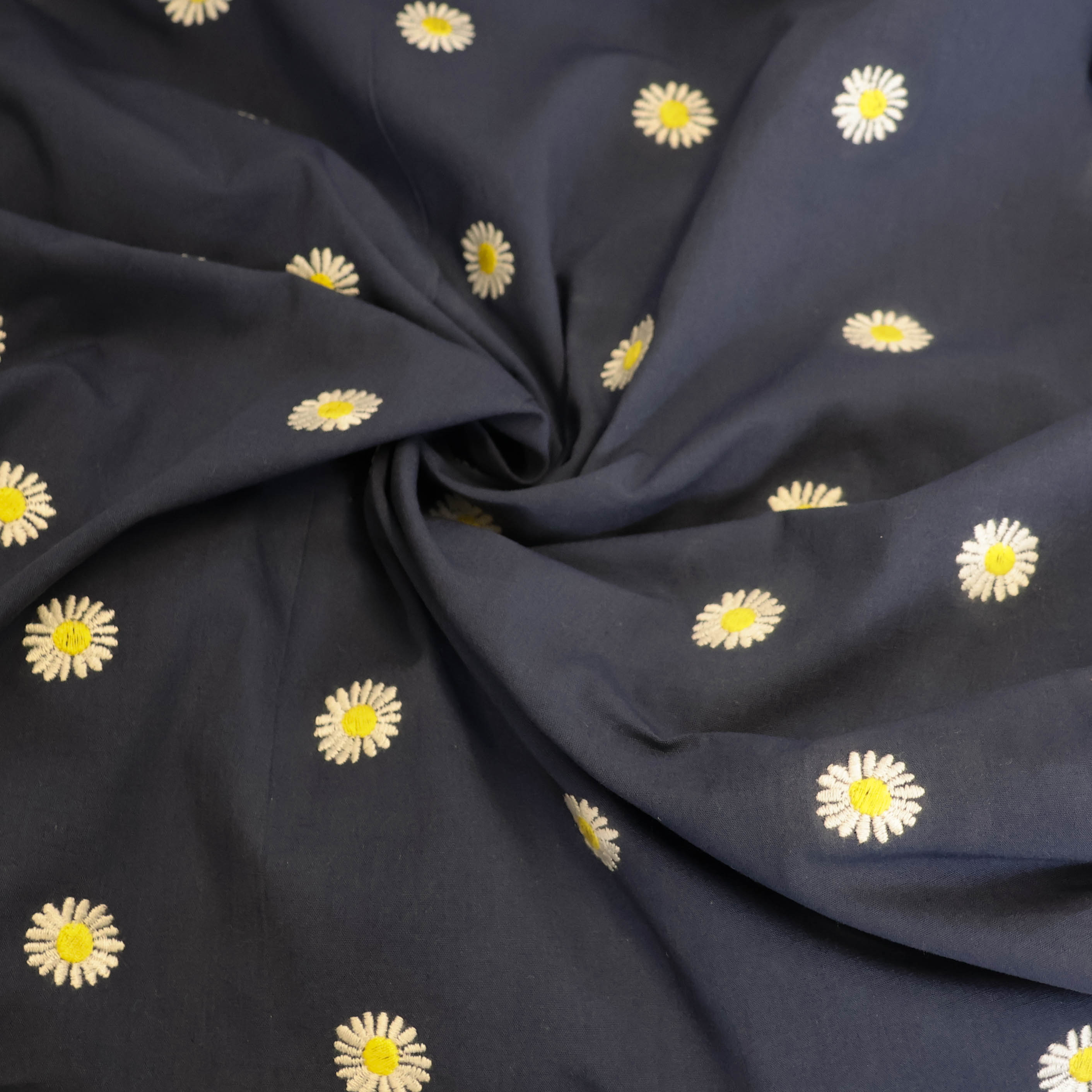 Katoen navy blauw met geborduurde madeliefjes