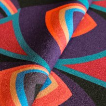 Viscose mauve met abstract motief