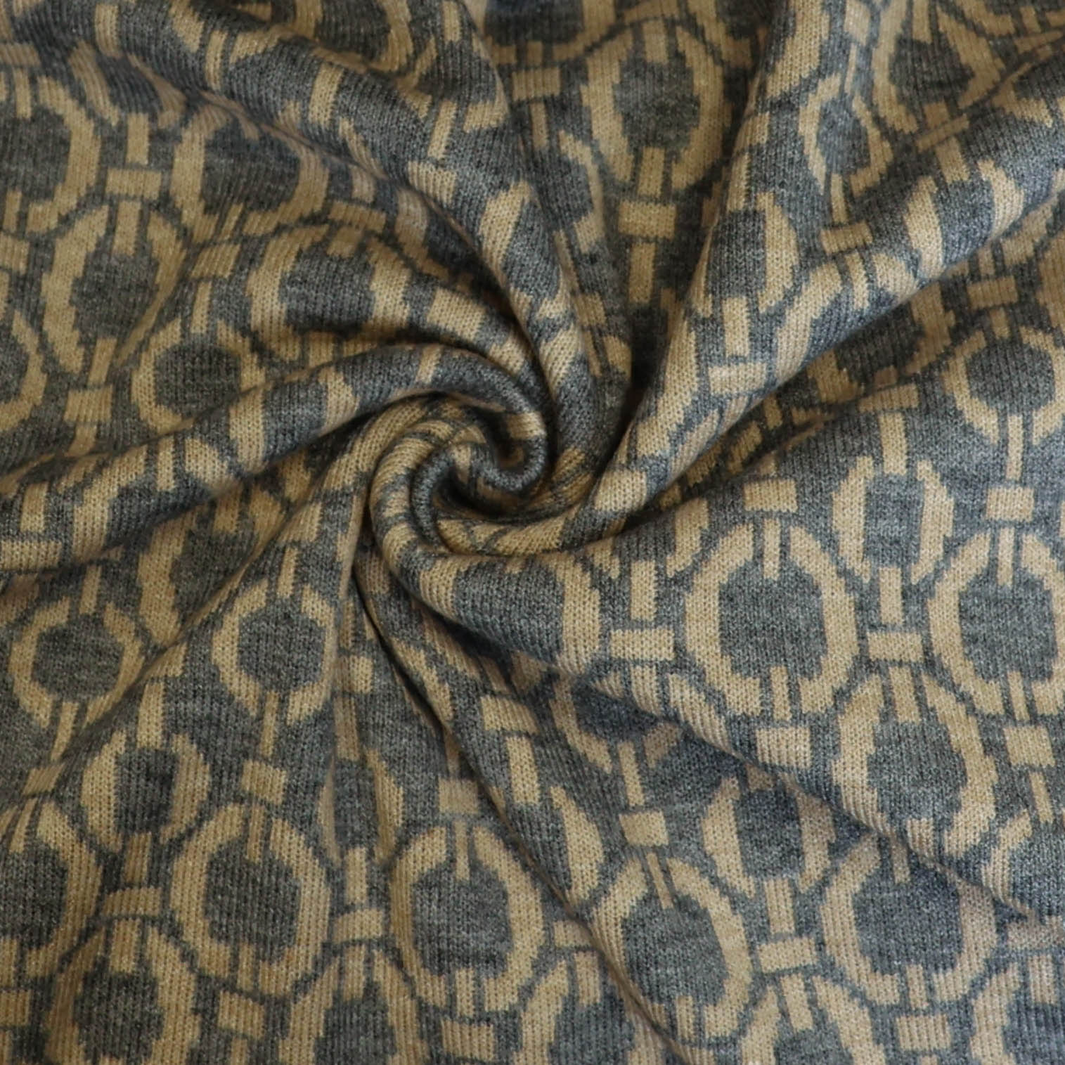 Tricot jacquard grijs met kettingmotief