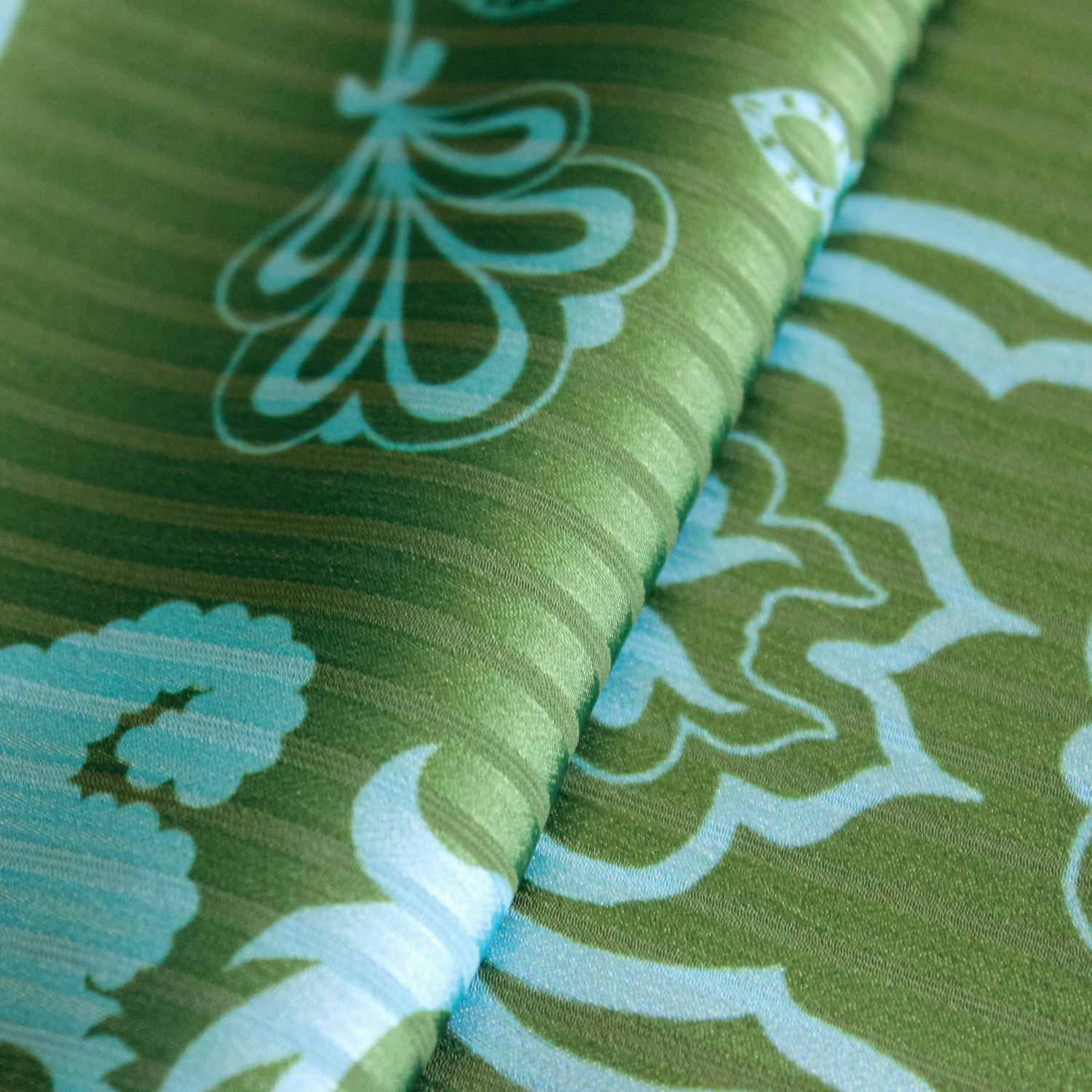 Polyester groen met blauwe bloemen - Knipmode